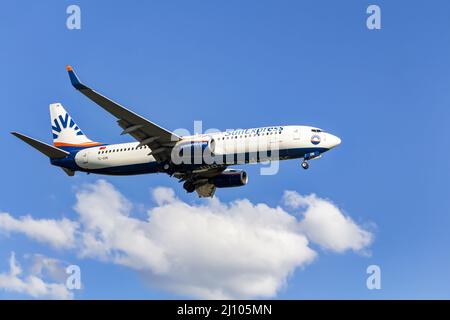 Sun Express Boeing 737 auf dem Anflug auf den Flughafen Frankfurt, Deutschland Stockfoto