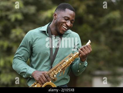 afroamerikanischer Mann spielt Instrument internationaler Jazztag 1 Stockfoto