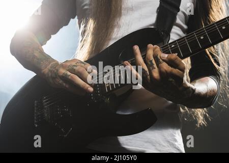 Künstler spielt E-Gitarre Stockfoto