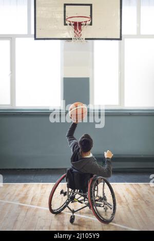 Vollschuss Mann spielt Basketball Stockfoto