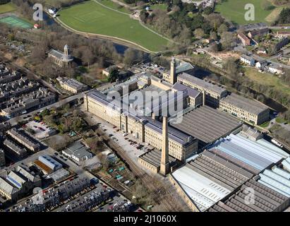 Luftaufnahme der berühmten Salt's Mill in Saltaire, Shipley, Bradford Stockfoto