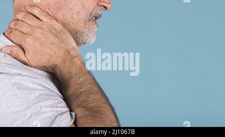 Seitenansicht älterer Mann mit Nackenschmerzen Stockfoto