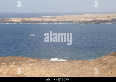 Segelboot zwischen Montana Clara und La Graciosa. Archipel Chinijo Naturpark. Kanarische Inseln. Spanien. Stockfoto