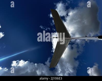 Vertikale Aufnahme eines Flugzeugschwanzes gegen den wolkenlosen Himmel Stockfoto