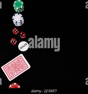 Spielkarten Würfel Poker Dealer Chips schwarzen Hintergrund Stockfoto