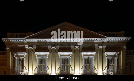 Nachtaufnahme der Sauto-Theaterfassade in der Provinz Matanzas, Kuba Stockfoto