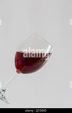 Minimalistisches, leckeres Rotweinglas Stockfoto