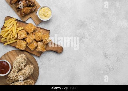 Draufsicht gebratenes Huhn mit Saucen Nuggets Schneidebretter mit Kopierplatz Stockfoto