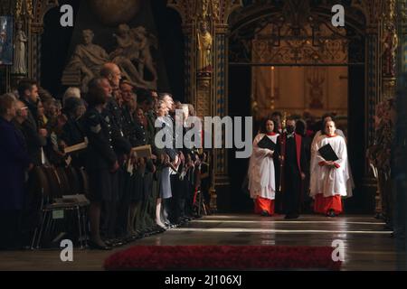 Thanksgiving-Dienst für die Herzogin der Streitkräfte, Frau Vera Lynn, in Westminster Abbey, London. Der Sänger und Entertainer hob die Stimmung während des Zweiten Weltkriegs mit Songs wie We'll Meet Again und The White Cliffs of Dover. Sie starb im Juni 2020 im Alter von 103 Jahren. Bilddatum: Montag, 21. März 2022. Stockfoto