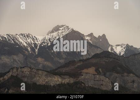 Sargans, Schweiz, 16. März 2022 majestätische alpine Landschaft an einem bewölkten Tag Stockfoto