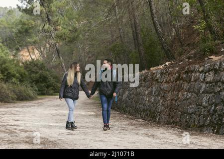 Paar mit Rucksack die Natur erkunden 4 Stockfoto