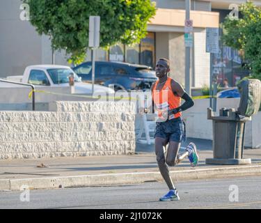 Los Angeles, CA, USA - 20. März 2022: Die kenianische Läuferin Elisha Barno startet beim jährlichen Los Angeles Marathon 37. in Los Angeles, CA. Stockfoto