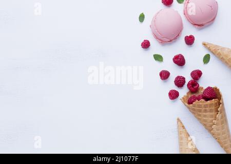 Eis mit Himbeer-Geschmack von oben Stockfoto