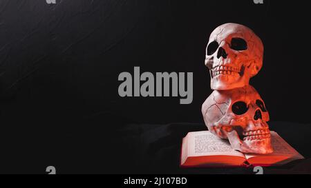 Zwei Totenköpfe buchen Rotlicht Stockfoto