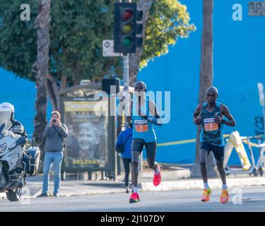 Los Angeles, CA, USA - 20. März 2022: Der kenianische Läufer John Korir (1) startet beim jährlichen Los Angeles Marathon 37. in Los Angeles, CA. Stockfoto