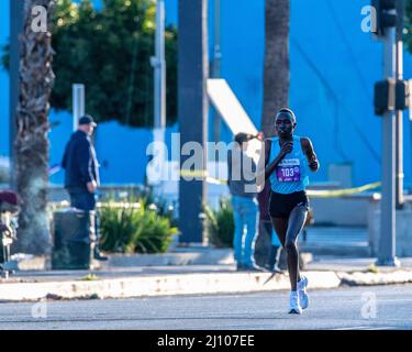 Los Angeles, CA, USA - 20. März 2022: Die kenianische Läuferin Delvine Meringor startet beim jährlichen Los Angeles Marathon 37. in Los Angeles, CA. Stockfoto