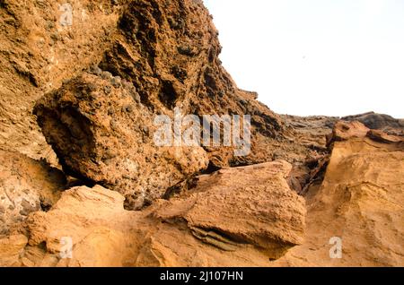 Felsklippe in Caleton Oscuro. Montana Clara. Integral Natural Reserve von Los Islotes. Kanarische Inseln. Spanien. Stockfoto