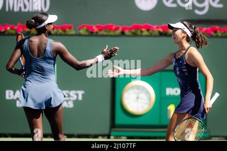 Asia Muhammad of the United States & Ena Shibahara of Japan in Aktion beim Doppel-Finale des WTA 1000 Tennisturniers 2022 der BNP Paribas Open am 19. März 2022 im Indian Wells Tennis Garden in Indian Wells, USA - Foto: Rob Prange/DPPI/LiveMedia Stockfoto