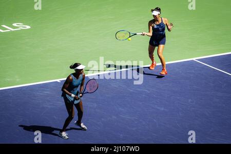 Asia Muhammad of the United States & Ena Shibahara of Japan in Aktion beim Doppel-Finale des WTA 1000 Tennisturniers 2022 der BNP Paribas Open am 19. März 2022 im Indian Wells Tennis Garden in Indian Wells, USA - Foto: Rob Prange/DPPI/LiveMedia Stockfoto