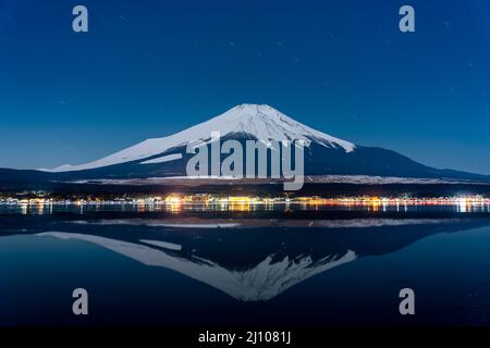 Nachtansicht des Fuji mit umgekehrter Spiegelung vom Yamanaka-See in Yamanashi, Japan. Stockfoto