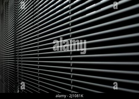 Jalousien am Fenster. Undichte Jalousien. Fenster am Nachmittag. Schutz vor Licht. Stockfoto