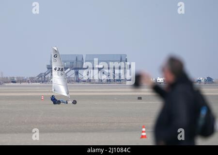 St. Peter Ording, Deutschland. 21. März 2022. Ein Strandsegler rast über den Nordseestrand. Kredit: Marcus Brandt/dpa/Alamy Live Nachrichten Stockfoto