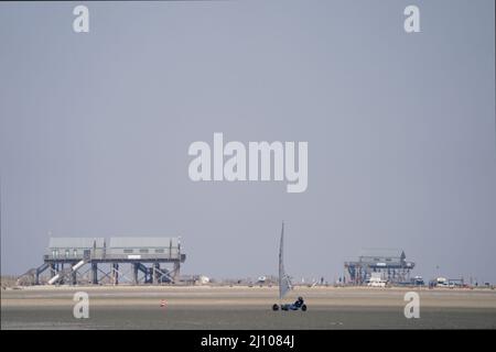 St. Peter Ording, Deutschland. 21. März 2022. Ein Strandsegler rast über den Nordseestrand. Kredit: Marcus Brandt/dpa/Alamy Live Nachrichten Stockfoto