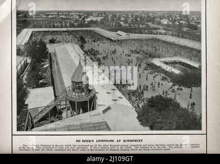 DeBeers Compound at Kimberley Mines Schwarz-Weiß-Fotografie aus dem Buch "South Africa; its history, Heroes and Wars" von William Douglas Mackenzie und Alfred Stead, Publisher Chicago, Philadelphia : Monarch Book Company in 1890 Stockfoto