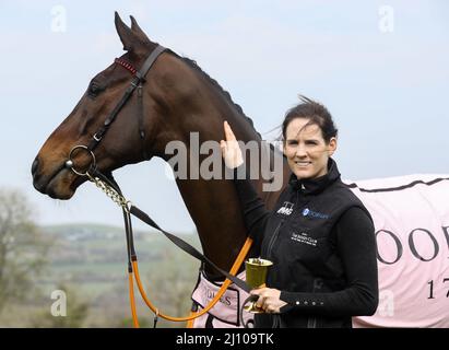 Rachael Blackmore mit dem Gold Cup-Siegerpferd Plus Tard während der Heimkehr im Training Yard von Henry de Bromhead, Knockeen, Co. Waterford. Bilddatum: Montag, 21. März 2022. Stockfoto