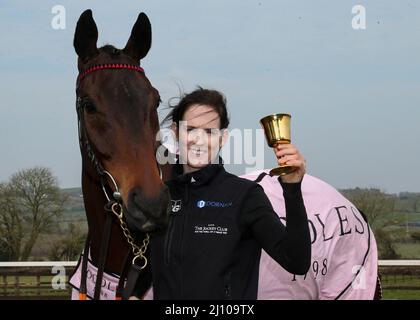 Rachael Blackmore mit dem Gold Cup-Siegerpferd Plus Tard während der Heimkehr im Training Yard von Henry de Bromhead, Knockeen, Co. Waterford. Bilddatum: Montag, 21. März 2022. Stockfoto