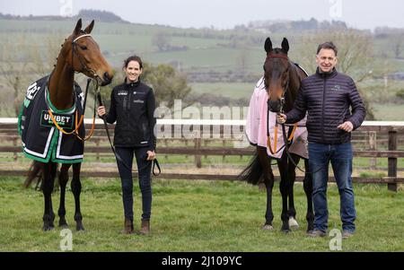 Rachael Blackmore mit Champion Hurdle Sieger Honeysuckle (links) und Henry de Bromhead mit Gold Cup Siegerpferd, Einem Plus Tard (rechts) während der Heimkehr bei Henry de Bromhead's Training Yard, Knockeen, Co. Waterford. Bilddatum: Montag, 21. März 2022. Stockfoto