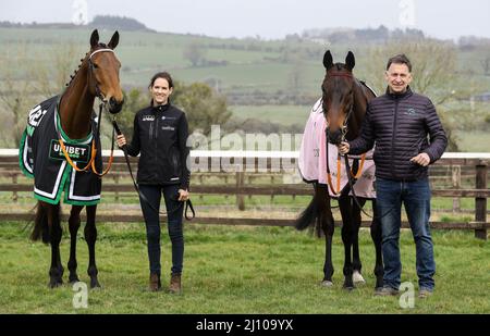 Rachael Blackmore mit dem Champion Hurdle Sieger Honeysuckle (links) und Henry de Bromhead mit dem Gold Cup Siegerpferd, Einem Plus Tard (rechts) während der Heimkehr im Henry de Bromhead Training Yard, Knockeen, Co. Waterford. Bilddatum: Montag, 21. März 2022. Stockfoto