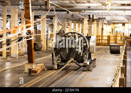 Viktorianische Seilmachine in der Ropery in Chatham Historic Dockyard, Kent, England. Noch heute in Gebrauch. Stockfoto