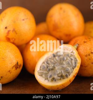 Das Foto zeigt eine exotische Frucht aus den Tropen. Die tropische Frucht wird Granadilla oder süße Passionsfrucht genannt. Granadilla ist orange in der Farbe wi Stockfoto