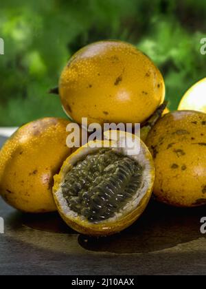 Das Foto zeigt eine exotische Frucht aus den Tropen. Die tropische Frucht wird Granadilla oder süße Passionsfrucht genannt. Granadilla ist orange in der Farbe wi Stockfoto