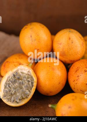 Das Foto zeigt eine exotische Frucht aus den Tropen. Die tropische Frucht wird Granadilla oder süße Passionsfrucht genannt. Granadilla ist orange in der Farbe wi Stockfoto