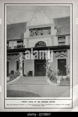 VORDERTÜR DES HAUSES VON MR. RHODES. Über diesem schönen Eingang befindet sich ein bronzenes Flachrelief von Tweed, das die Landung von Van Riebeek in der Table Bay im Jahr 1662 darstellt.Schwarz-Weiß-Fotografie aus dem Buch "South Africa; its history, Heroes and Wars" von William Douglas Mackenzie und Alfred Stead, Publisher Chicago, Philadelphia : Monarch Book Company im Jahr 1890 Stockfoto