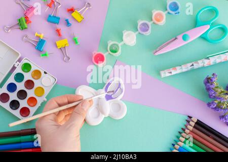 Kunst und Kunsthandwerk Bunte Flachlage mit Zugdrawal und Malwerkzeugen Stockfoto