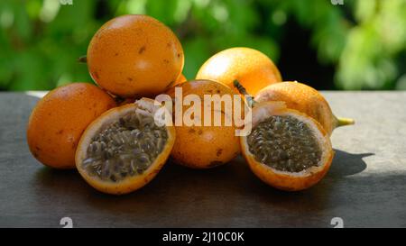 Das Foto zeigt eine exotische Frucht aus den Tropen. Die tropische Frucht wird Granadilla oder süße Passionsfrucht genannt. Granadilla ist orange in der Farbe wi Stockfoto