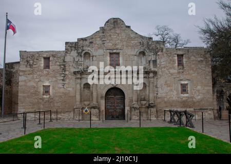 Die Flagge von Texas fliegt über dem Eingang zur Mission der Alamo Stockfoto