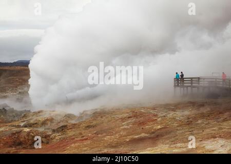 Eine Fumarole im Geothermiegebiet Gudunvher, in der Nähe von Keflavik, auf der Halbinsel Reykjanes im Südwesten Islands. Stockfoto