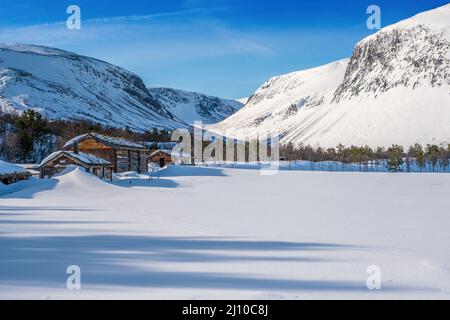 Schneebedeckte Berghütte / Bauernhaus in der Dovre Region der norwegischen Berge Stockfoto