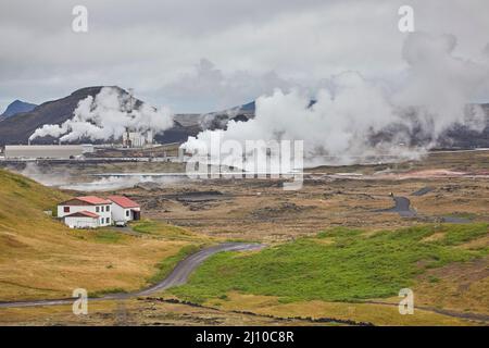 Die Geothermieanlage Gudunvher im Geothermiefeld Gudunvher bei Reykjanesta, der südwestlichen Spitze der Halbinsel Reykjanes im Südwesten Islands. Stockfoto