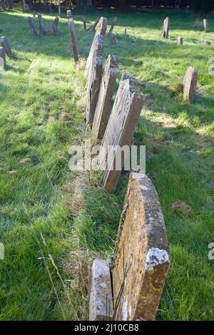 Grabsteine auf dem Friedhof. England Stockfoto