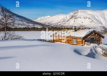 Schneebedeckte Berghütte / Bauernhaus in der Dovre Region der norwegischen Berge Stockfoto