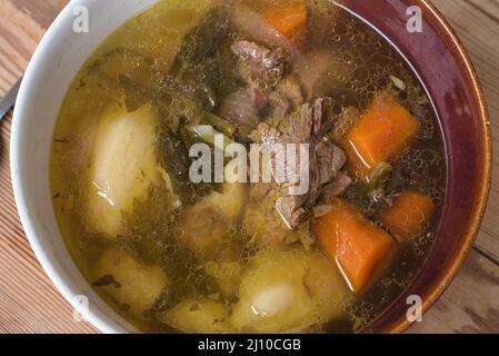 Fleischsuppe, traditionelle griechische Küche. Klassische Suppe des traditionellen Tisches, beliebt bei der Familie. Stockfoto