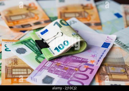 Euro in Briefpapier Clip auf Papierstapel Banknoten fünfhundertfünfzig Euro. Haufen Geld Stockfoto