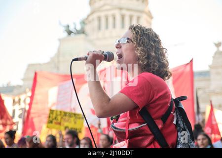 Buenos Aires, Argentinien; 8. März 2022: Internationaler feministischer Streik; junge Frau singt Slogans und jubelt ihre Mitfrauen vor der Nati an Stockfoto