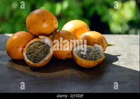 Das Foto zeigt eine exotische Frucht aus den Tropen. Die tropische Frucht wird Granadilla oder süße Passionsfrucht genannt. Granadilla ist orange in der Farbe wi Stockfoto