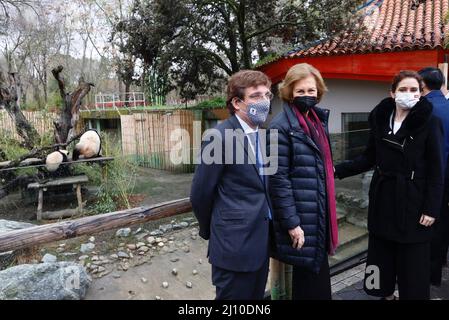 Madrid, Spanien. 21. März 2022. Königin Sofia und Isabel Diaz Ayuso nehmen am 50.. Jahrestag des Madrider Zoos Teil, 21. März 2022 Quelle: CORDON PRESS/Alamy Live News Stockfoto